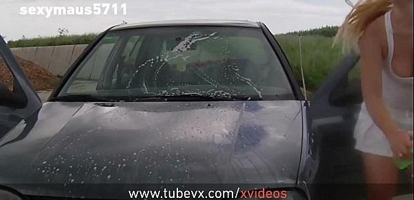 VISIT-X Autowaschen führt zum Quickifick auf der Motorhaube